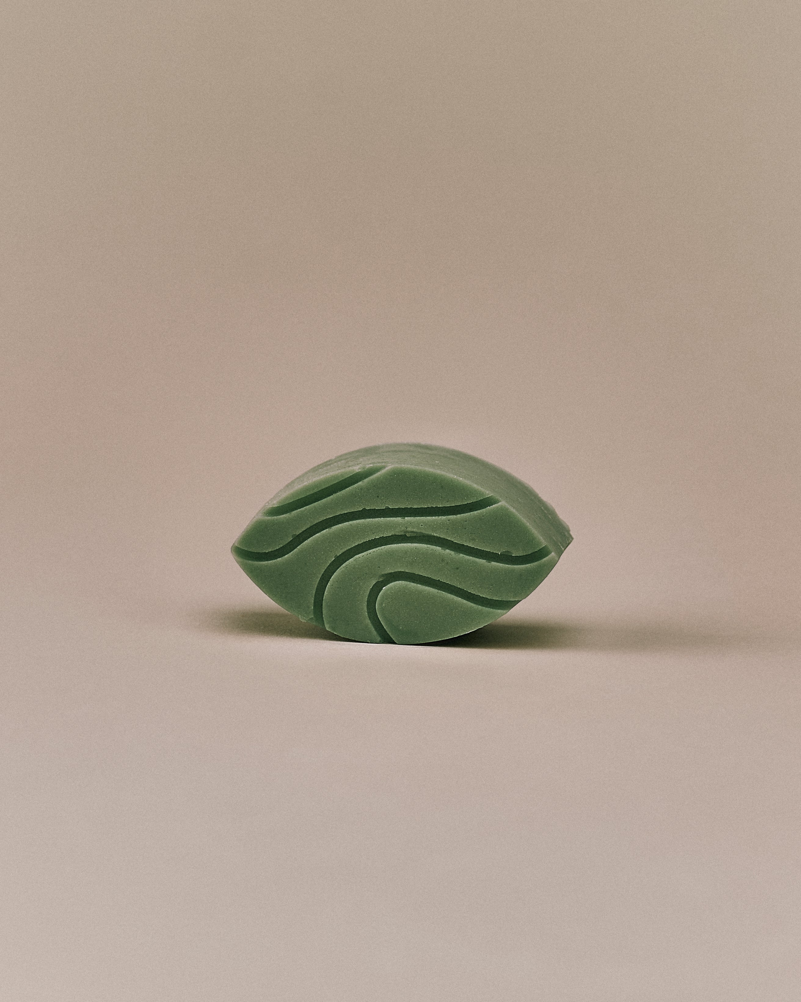 Nhuka Honey Myrtle conditioner bar front-facing with botanical swirl design. Handmade in Australia, silicone-free, pH-balanced, and enriched with organic ingredients for fine or flat hair.