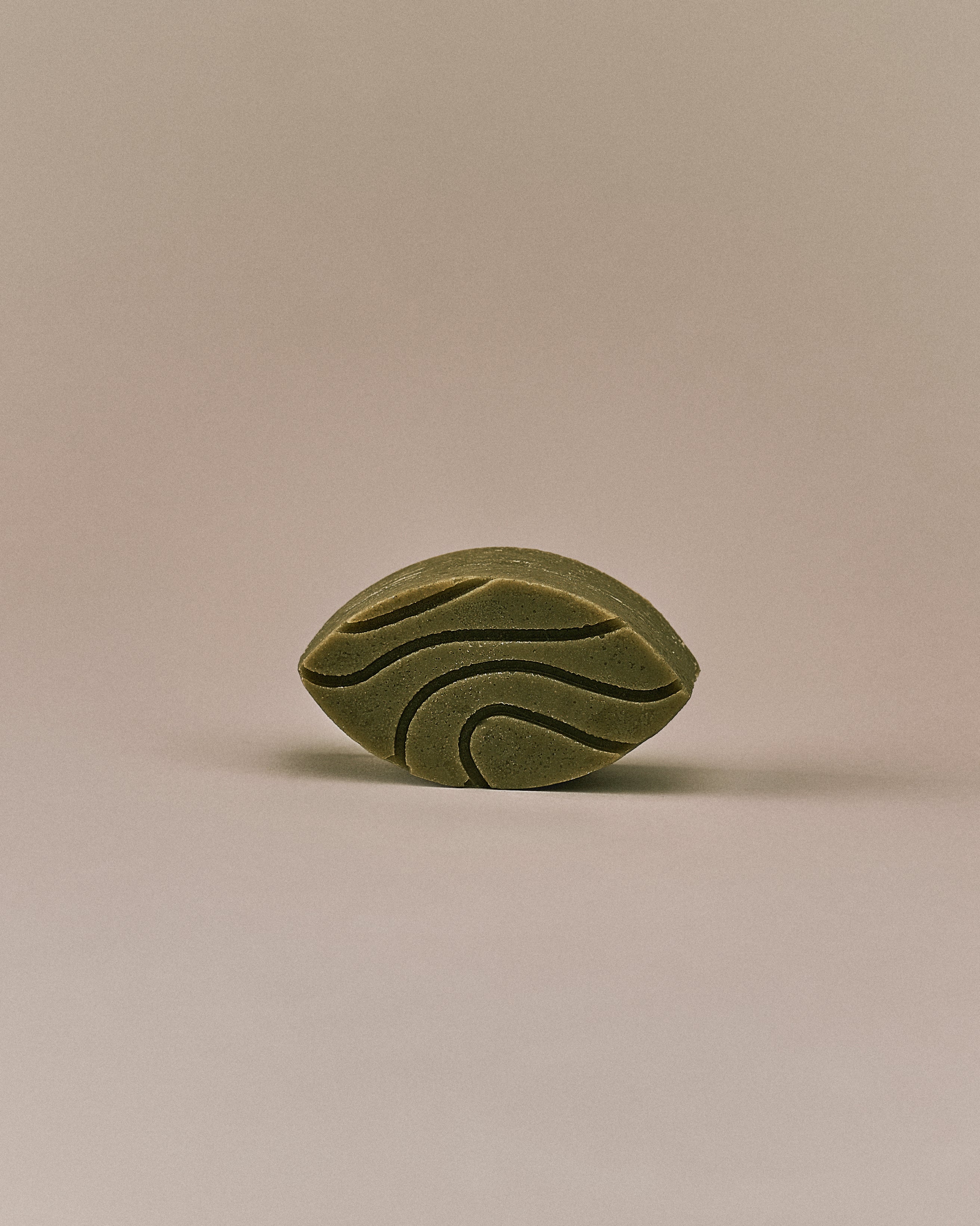 Nhuka Tea Tree conditioner bar shown from the side. Handmade in Australia, sulfate- and silicone-free, pH-balanced for scalp exfoliation and conditioning.